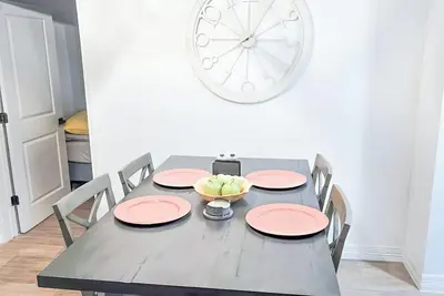 Image de 3 Br free parking, office, 1 K, 1 Q, 2f beds, 1q sofa bed, washer/Dryer Wi-Fi