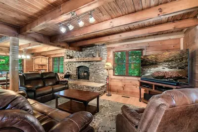 Image de Book for Summer! Seasonal Pool! Hot Tub! Pool Table, Darts, and More! 20 Minutes to Gatlinburg!