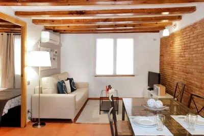 Image de Appartement Familial Central à Barcelone - Charme Authentique, Confort Moderne