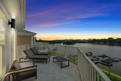 Image de Hideaway Harbor by SoCharm | Beautiful Waterfront Condo
