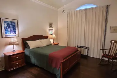 Image de Peaceful Hideaway in vibrant college town \nPrivacy, treehouse, gazebo