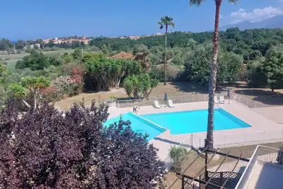 Image de beau studio avec balcon piscine mer montagne