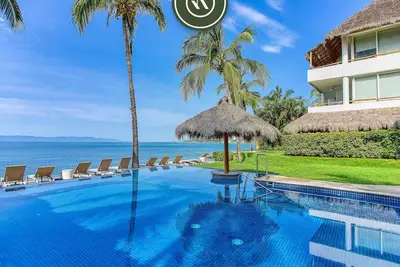 Image de Beachfront 4 Br Condo with Pool Next to the Beach