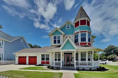 Image de Corner Castle | Central Location + Access to Pool & Beach!