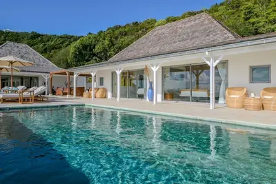 Image de Contemporary Warm Villa with Tropical Setting