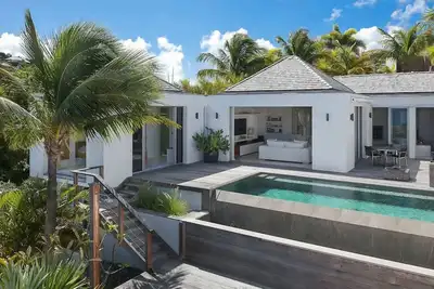 Upscale Romantic Villa with Infinity Pool