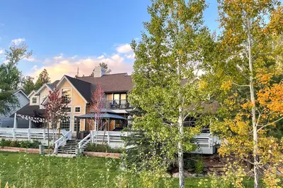 Large Group Getaway | Peaceful Views + Spa Tub