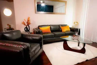 Image de Leather & Lions @ Galleria