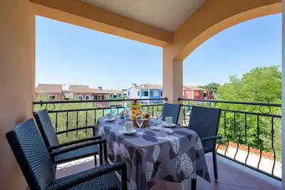Image de Appartement de deux chambres avec la terrasse et la vue sur le mer Basanija, Umag (A-3402-c)