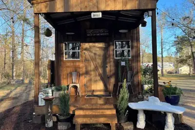 Image de Cozy Cocoon by the Pond