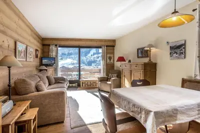 Image de 100m du centre station, 2ème étage, balcon, télévision, casier à ski, 36m², La Clusaz
