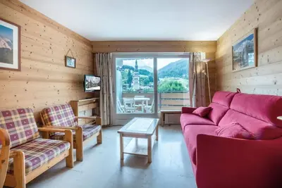 Image de 100m du centre station, 1er étage, balcon, télévision, casier à ski, 45m², La Clusaz