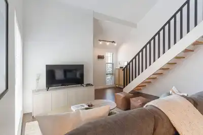 Image de 2 bed 2 bath condo with washer & dryer, parking garage, and office space