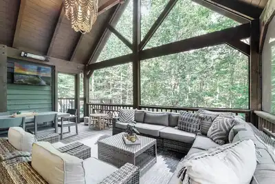 Image de New Home with a Private Trail\/Waterfalls, Family and Groups