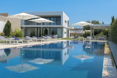 Image de Stunning beachfront retreat, private tennis court & infinity pool
