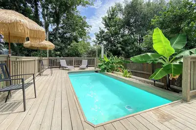 Image de Backyard Oasis with Private Pool 1 Mile from Downtown Bsl