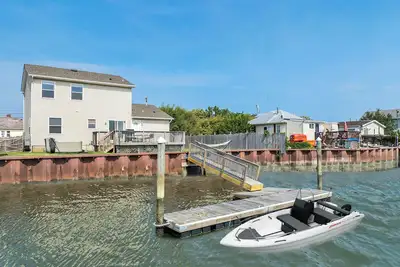 Image de Bayfront Riverside Bungalow w/ Waterview & Hot Tub