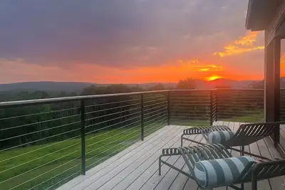 Image de Newly renovated private 3 bedroom house on a dead end road. 13 acres & 360 views