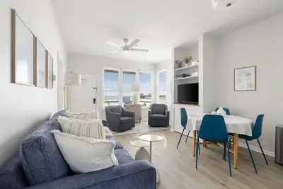 Image de Front Beach Condo! 1 Block to Folly's Center St.