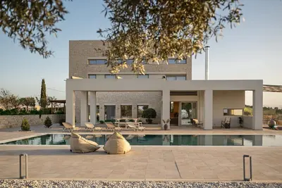 Image de Dazzling Heraklion Villa | Villa Elrond | 5 Bedrooms | Spacious Furnished Sun Terrace | Private Outdoor Swimming Pool | Shaded Terrace with Outdoor Dining Area | Bbq Facilities | Private Garden | Foinikiá