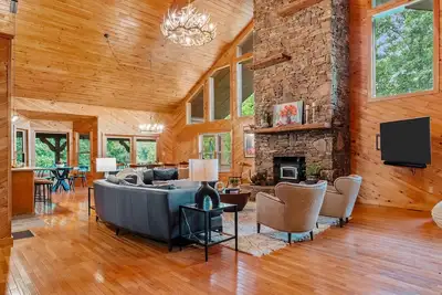 Image de Charming cabin nestled on 17 acres with private hot tub