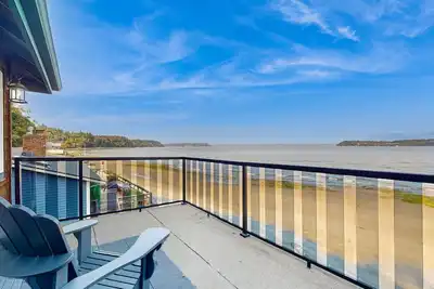 Image de Stunning waterfront townhouse with private deck, hot tub & beach access