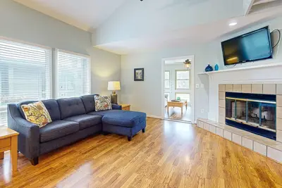 Image de Golf course-front condo with screened sunroom & minutes from beach
