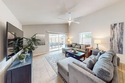 Image de Relaxing desert retreat with golf, gas grill, and pool