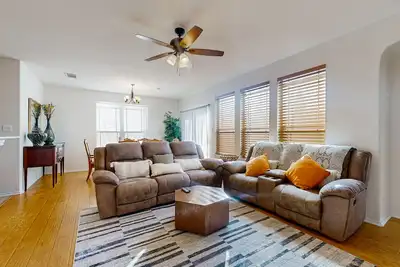 Image de Inviting home with enclosed yard and patio area with gas grill