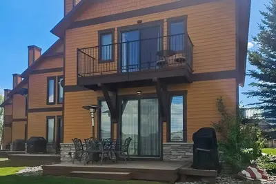 Image de Cozy Townhouse with Stunning Views, Modern Kitchen, and Gas Fireplace