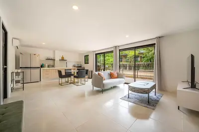 Image de Modern home with large balcony, WiFI, and private washer\/dryer