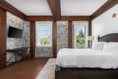 Image de Elegant Santa Rosa Getaway in Historic Stonehouse!