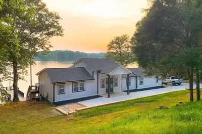 Image de Charlotte Lake House with Private Dock. Sleeps 12