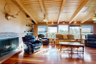 Image de Spacious home with great views, patio & game room - nestled in the moutain