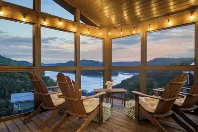 Image de Center Hill Lake House with Lake Views/Access & Pool