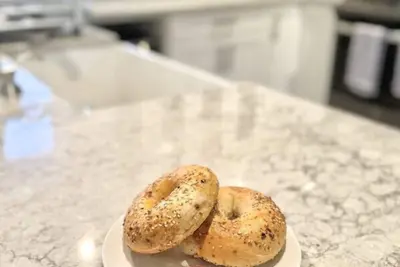 Image de Bagels & Slopes: Start Your Day Deliciously, Hit Powder Perfectly!