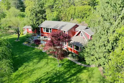 Image de Farmhouse & Creekside Get-Away on hidden acreage in historical downtown Gresham.