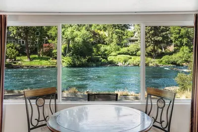 Image de Riverfront Cottage along the Deschutes River with Pool and Hot Tub Access!