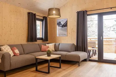 Image de Superior Chalet mit Sprudelpool innen by Interhome