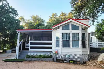 Image de Tiny Cottage in Hudson Bend Road