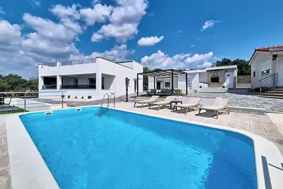 Image de Ria with heated pool by Interhome