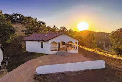 Image de Beautiful Hacienda style home! 4bed 2bath