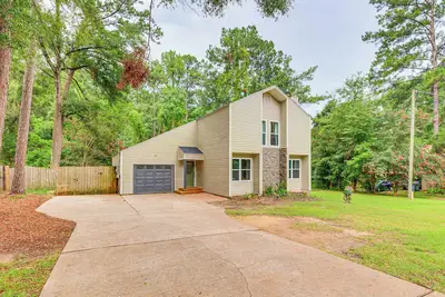 Image de Daphne Home w\/ Deck: Close to Beaches & Parks!