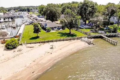 Image de One-level waterfront home with beach and stunning views all the way to the Bay Bridge