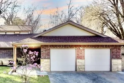 Image de Peaceful and upscale neighbourhood. .