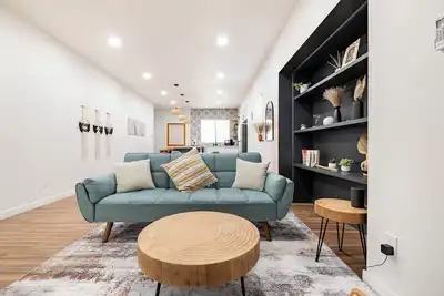 Charming Pet Friendly 3-Br Home in Downtown Riverside, Perfect for Monthly Stays