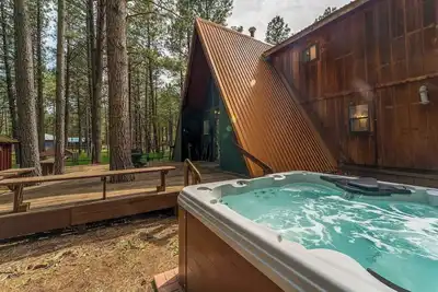 Image de Charming Modern A-frame Chalet with Hot Tub--8 min walk to Country Club