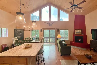 Image de Spacious Cabin-6 min to Af Resort, min to hiking, biking, restaurants, grocerystore