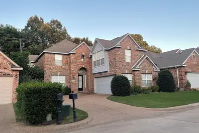 Image de Charming 3-bedroom estate with game room, remote work spaces near Lake Arlington