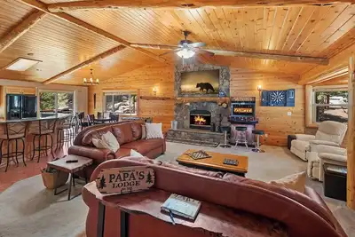 Image de Papas's Lodge By Destination Big Bear:Pet Friendly! Close to the Lake! Central A/C! 2 En-Suite Bedrooms! Hot Tub!